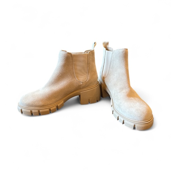 Steve Madden Women’s Howler Natural color Suede Pull on Booties size 7M Like New - Picture 1 of 12